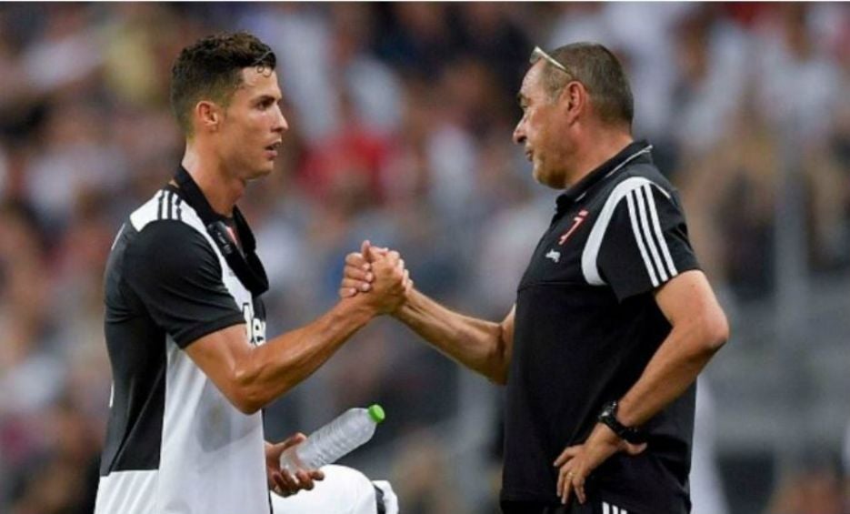 Cristiano con Sarri tras salir de cambio en un partido 