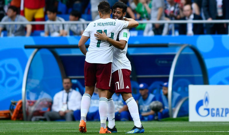 Vela y Chicharito celebran un gol con el Tricolor 