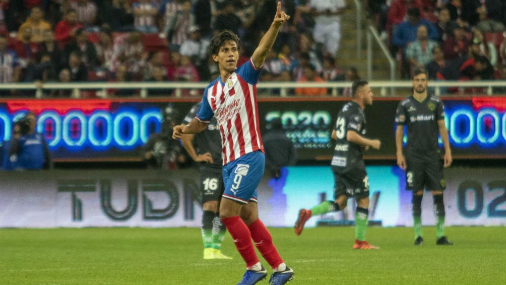 José Juan Macías celebrando una anotación con Chivas