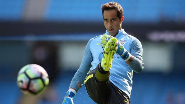 Claudio Bravo en entrenamiento con Manchester City