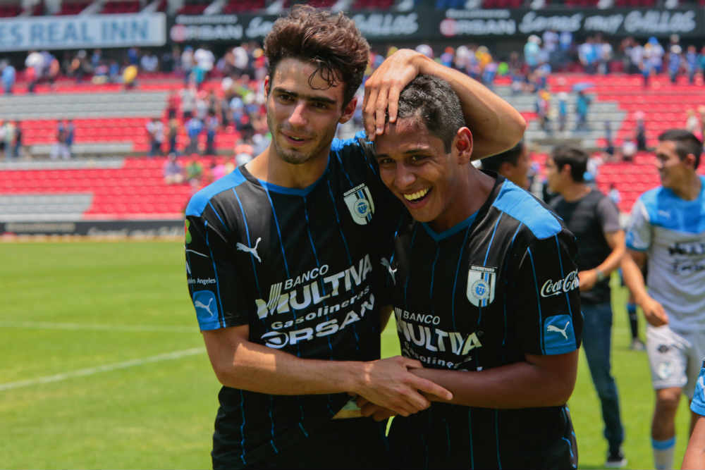 Ricardo Vázquez y Luis Romo, durante un juego de Gallos Sub 20