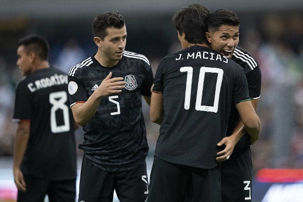 Macías y Salcedo en abrazo con Selección Mexicana