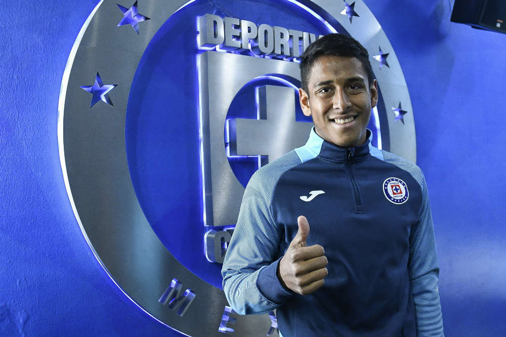 Luis Romo, durante su presentación con Cruz Azul