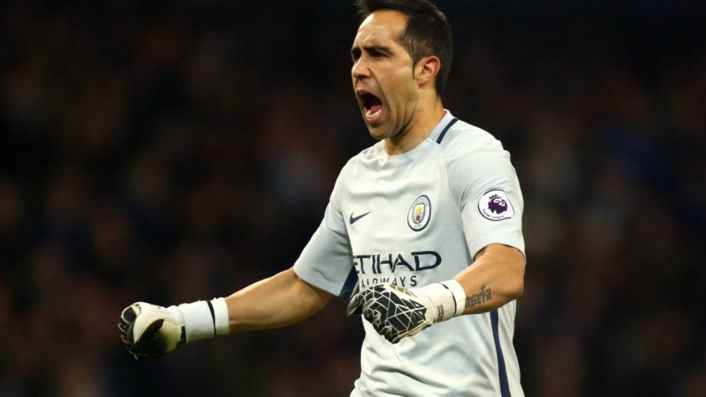 Claudio Bravo en celebración de gol