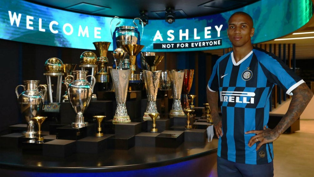 Ashley Young, junto a los trofeos de los Nerazzurri 