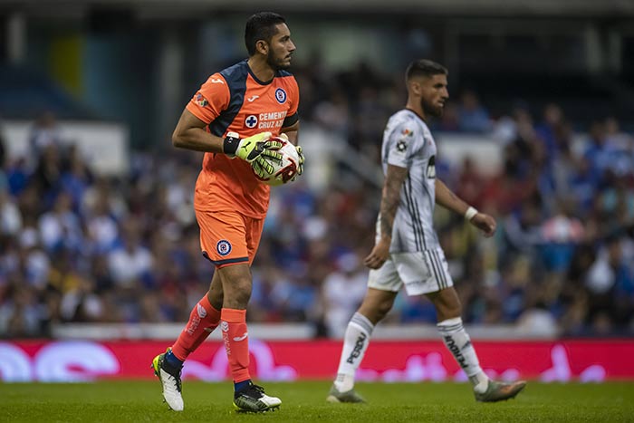 Corona, en un partido de Cruz Azul