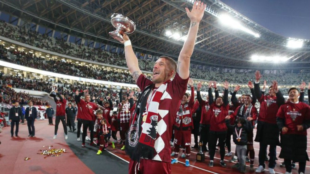 Lukas Podolski, celebra un título con el Vissel Kobe