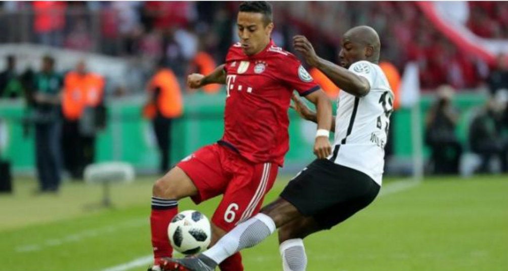 Thiago pelea un balón con el Bayern 