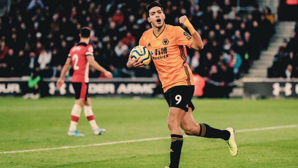 Raúl Jiménez celebrando una anotación con Wolverhampton