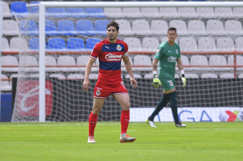 Pollo Briseño y Gudiño, durante un juego de Chivas Sub20