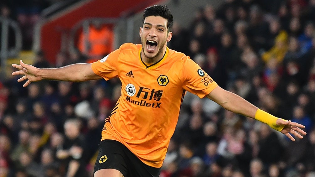 Raúl Jiménez celebrando un gol con los Wolves