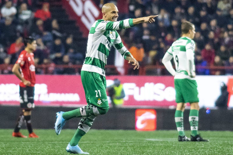 Matheus Doria en partido con Santos