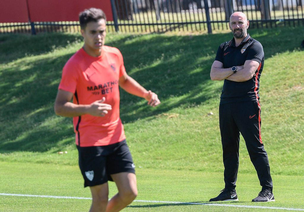 Monchi durante un entrenamiento del Sevilla