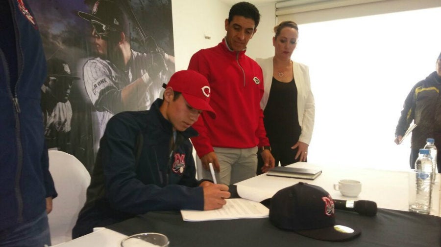 El pelotero de 18 años al momento de firmar con los Reds