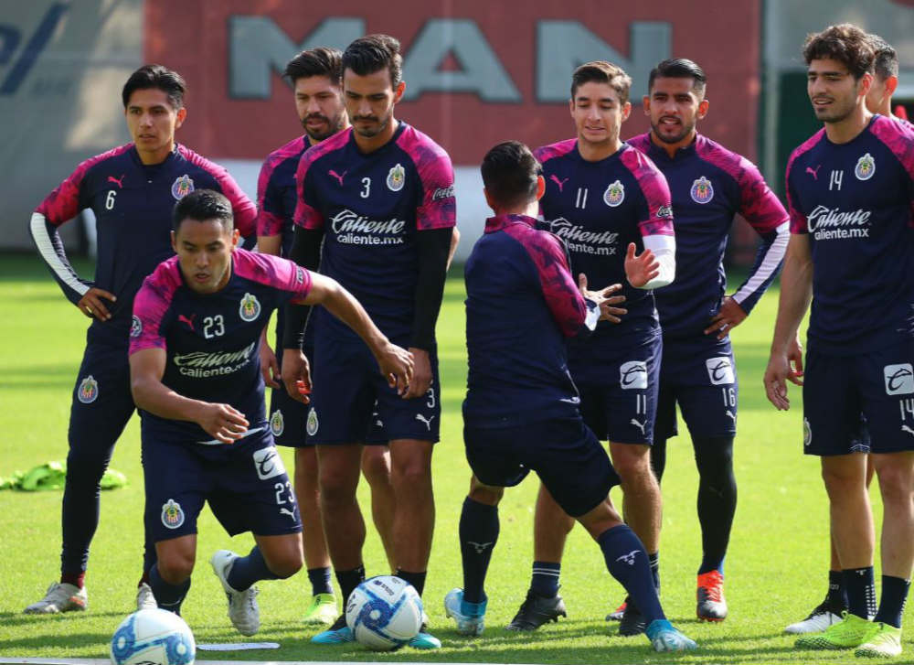 Elementos de Chivas durante un entrenamiento 