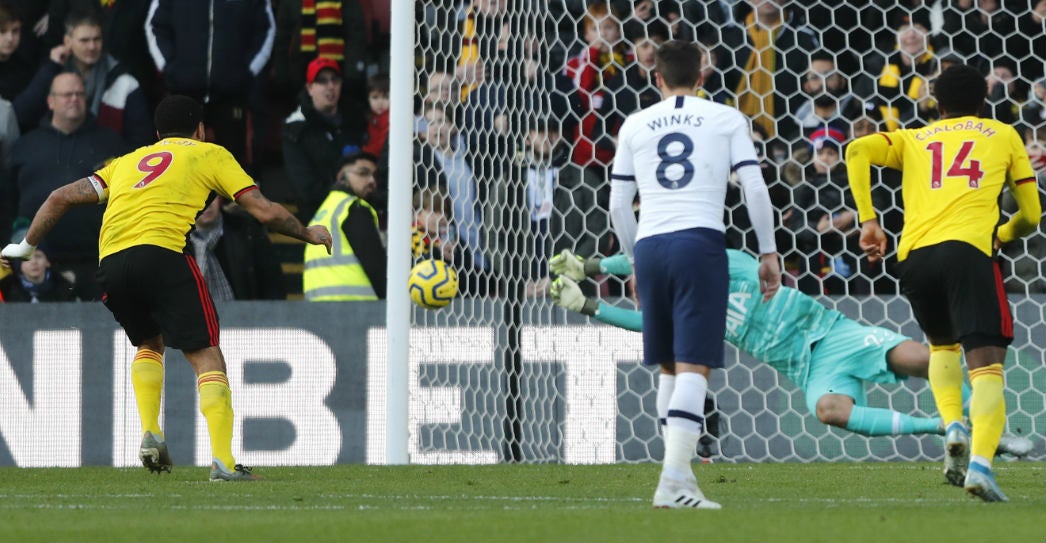 Penal atajado por portero del Tottenham