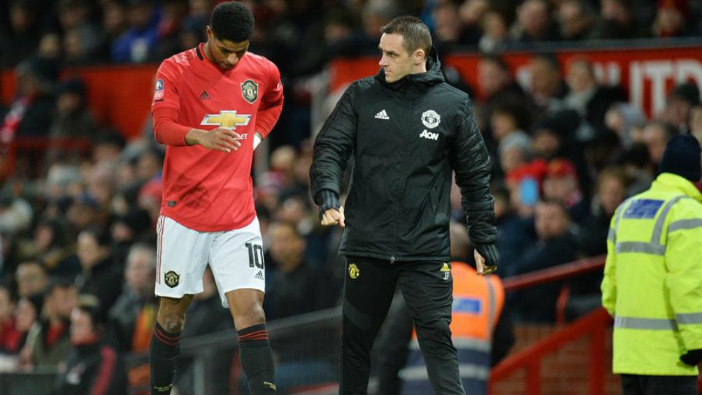 Marcus Rashford, abandona el campo por lesión