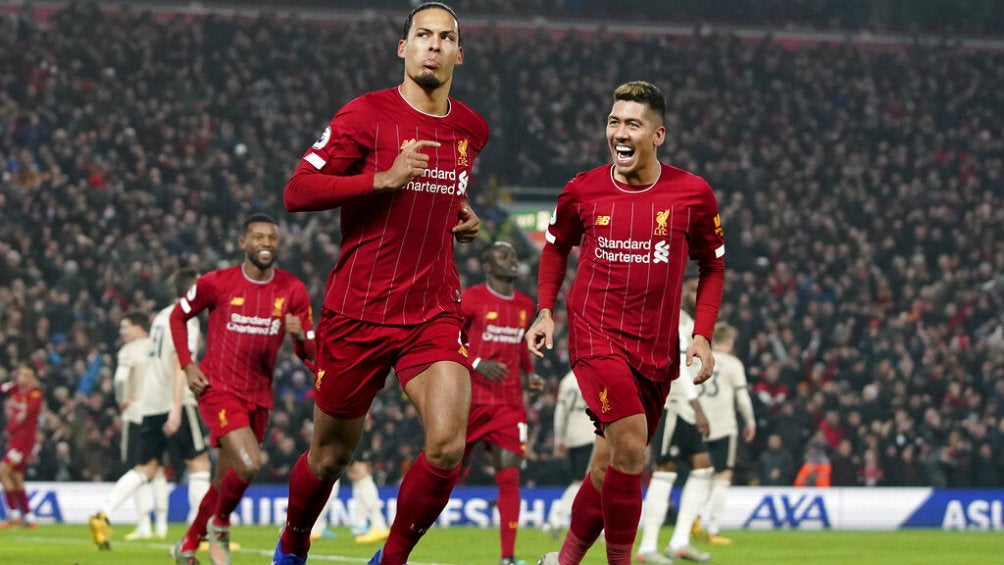 Van Dijk festeja una anotación contra el Manchester United