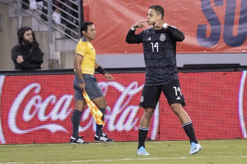 Chicharito festeja un gol con la Selección Mexicana