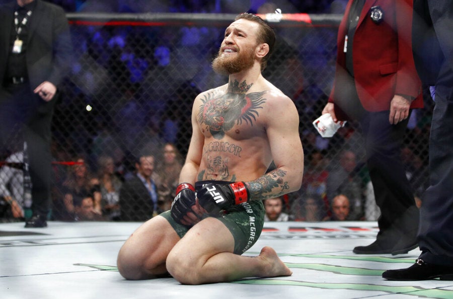 El irlandés festeja el triunfo en su regreso a UFC 