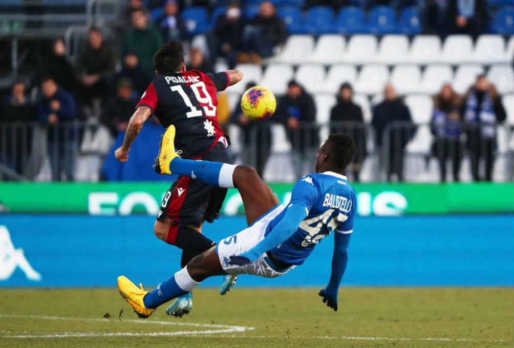 El momento en el que Mario Balotelli comete la falta 