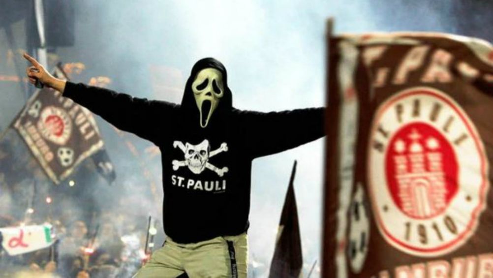 Aficionado del St. Pauli en un partido de la segunda división alemana