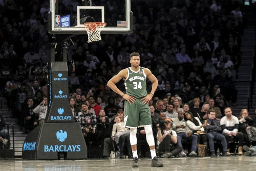 'The Greek Freak', pensativo durante un partido