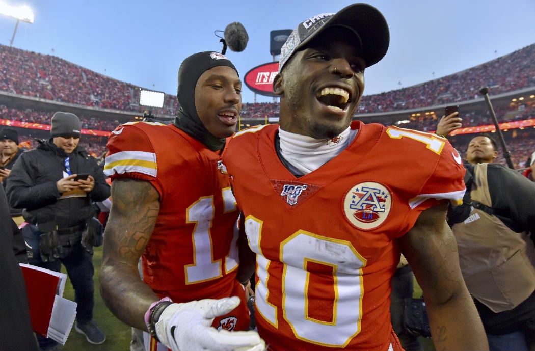 Mecole Hardman y Tyreek Hill celebrando el título de la AFC