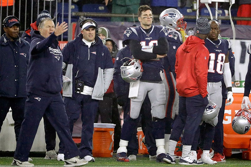 Bill Belichick, Josh McDaniels y TB12 observan un partido de New England