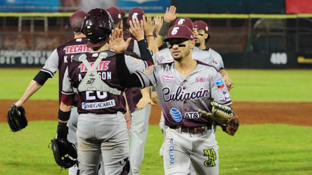 Tomateros: Jugadores chocan manos antes de un partido