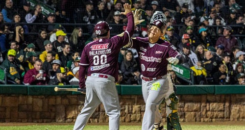 Jugadores de Culiacán celebran una carrera