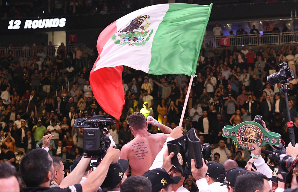 Saúl Álvarez festejando victoria ante Daniel Jacobs