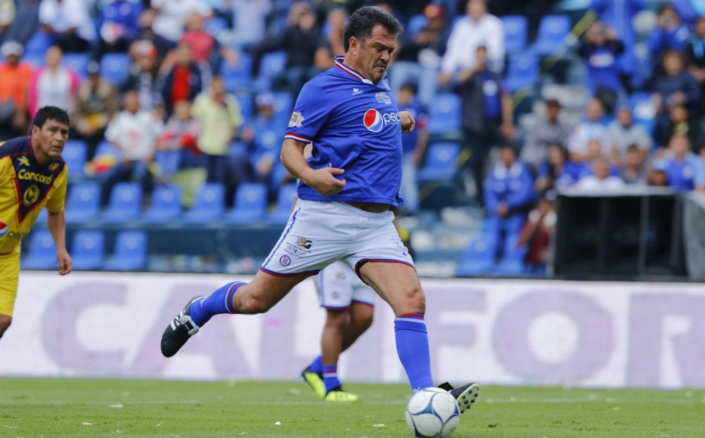 Carlos Hermosillo durante un partido de leyendas con Cruz Azul