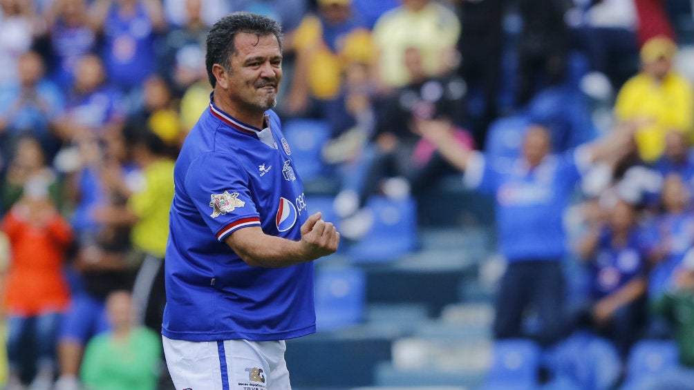 Carlos Hermosillo durante un partido de leyendas con Cruz Azul