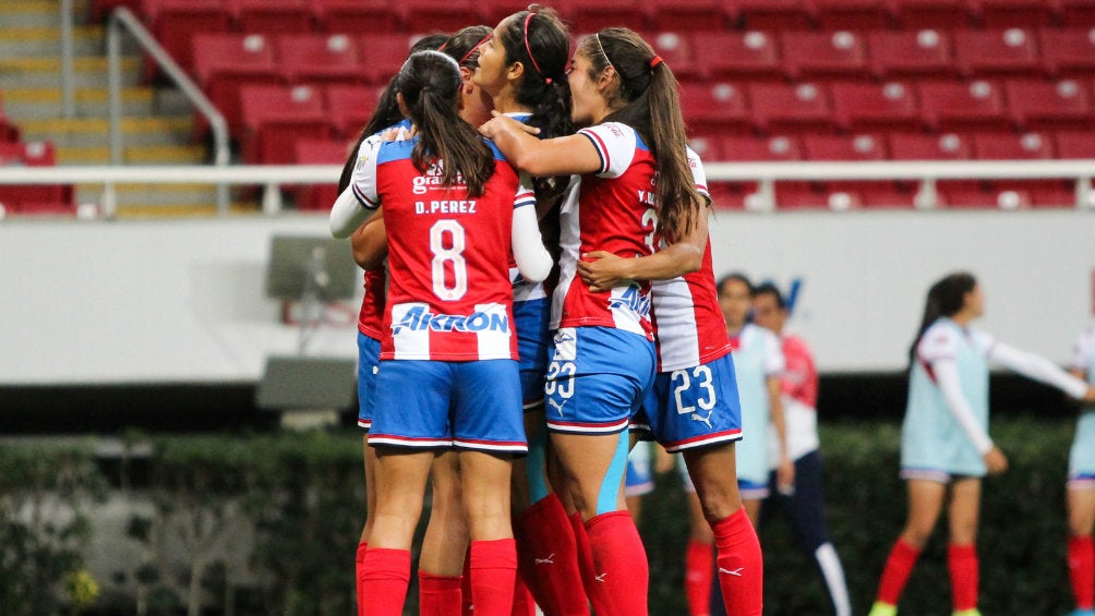 Chivas Femenil celebrando triunfo