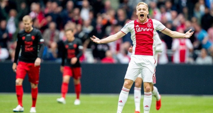 Donny van de Beek, molesto tras una decisión arbitral