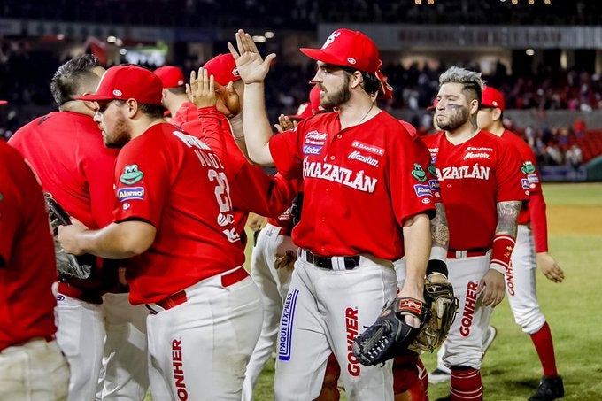 Beisbolistas de Venados se saludan tras el final de un juego