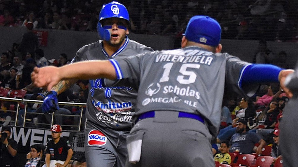 Jugadores de Yaquis celebran tras haber anotado