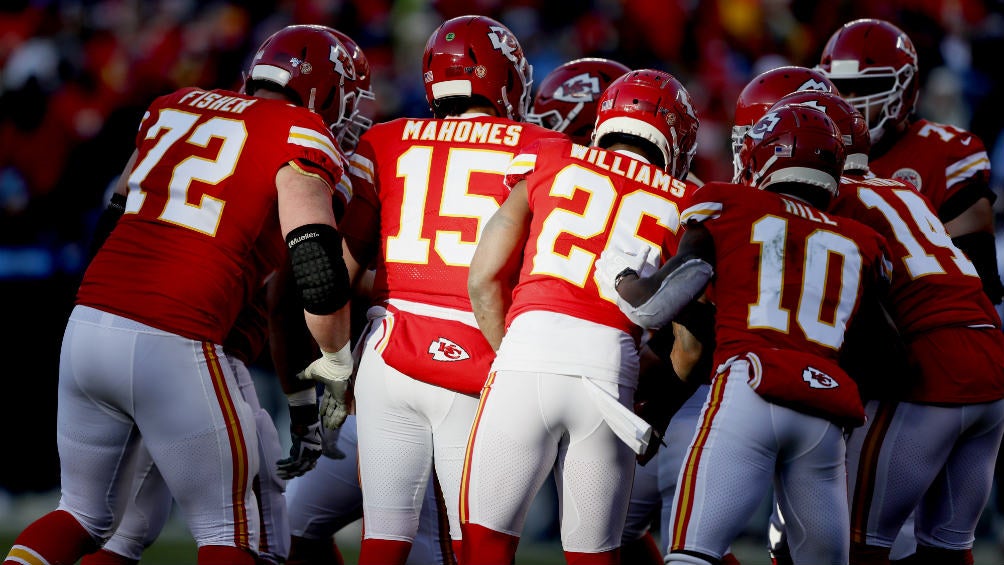 Jugadores de los Kansas City Chiefs durante el 'huddle'