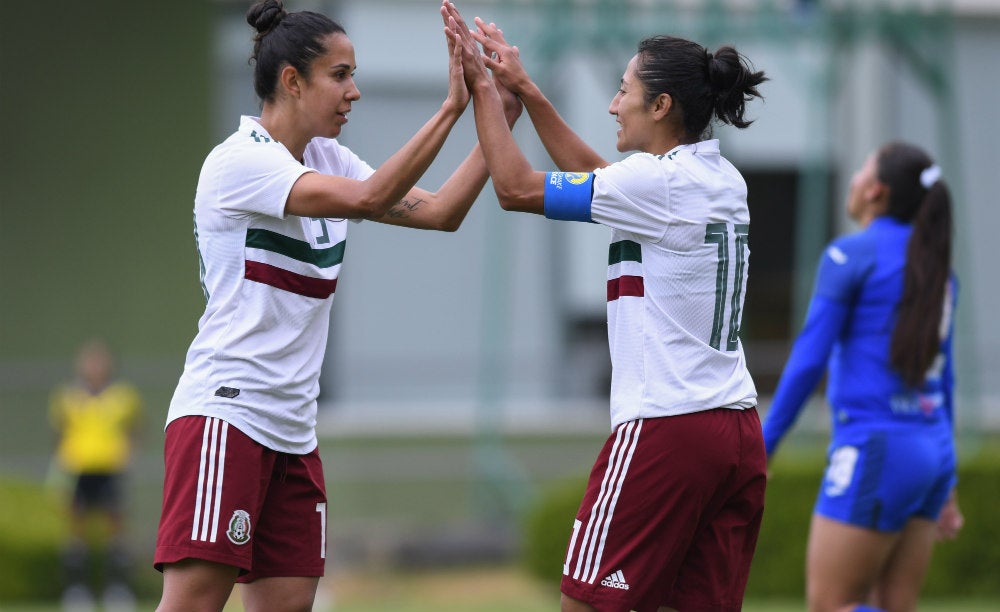 Bianca Sierra y Stephany Mayor celebrando un gol