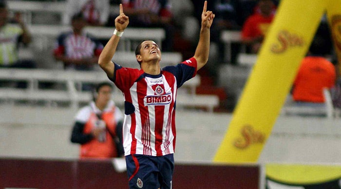 Chicharito festeja un gol con Chivas en 2010