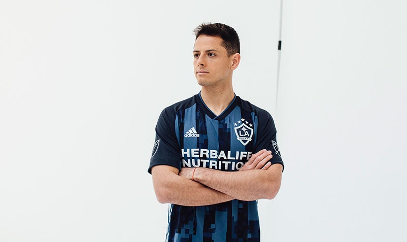 Javier Hernández luce los colores del Galaxy