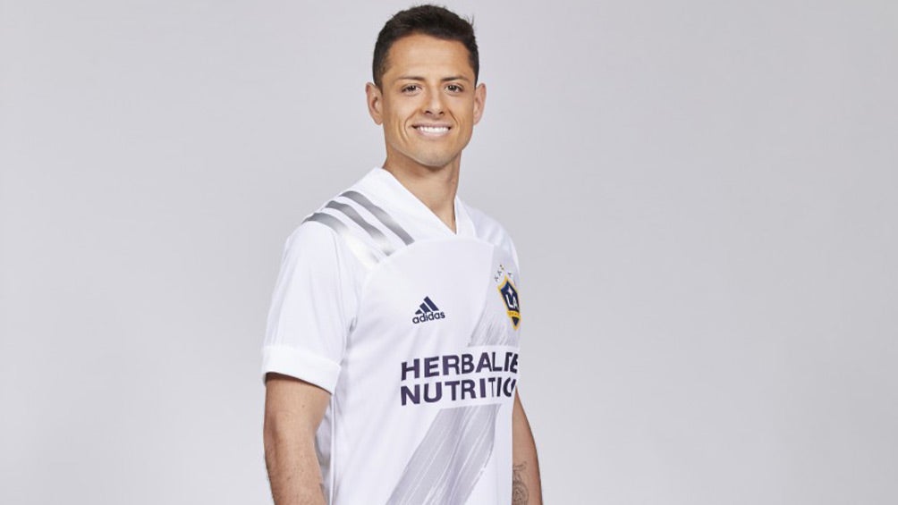 Listo para 'El Tráfico': Chicharito presenta camiseta especial