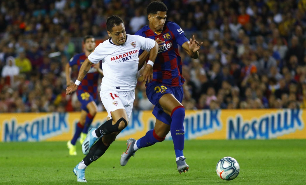 Javier Hernández durante un partido con Sevilla