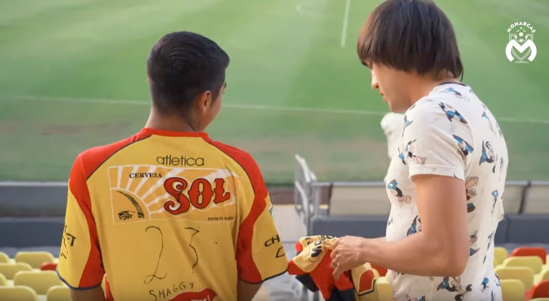 Julio con su jersey antiguo de Morelia junto a Martínez