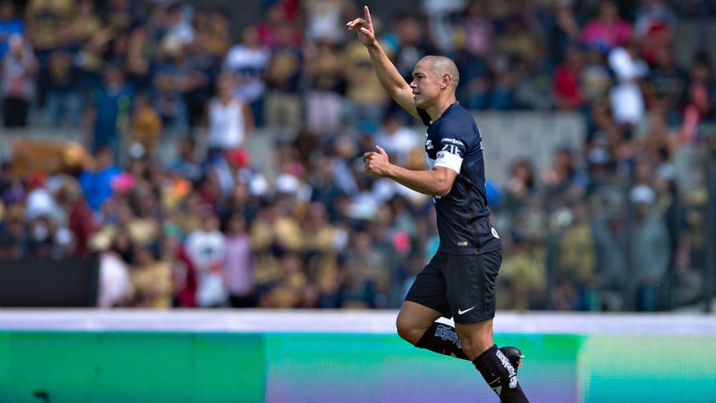 Darío Verón celebrando una anotación con jugador de Pumas