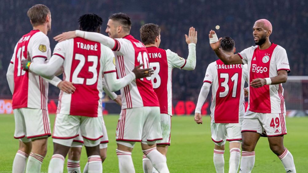 Jugadores del Ajax festejan un gol ante Spakenburg