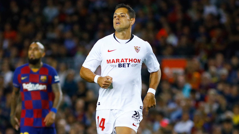 Chicharito durante un juego con Sevilla 