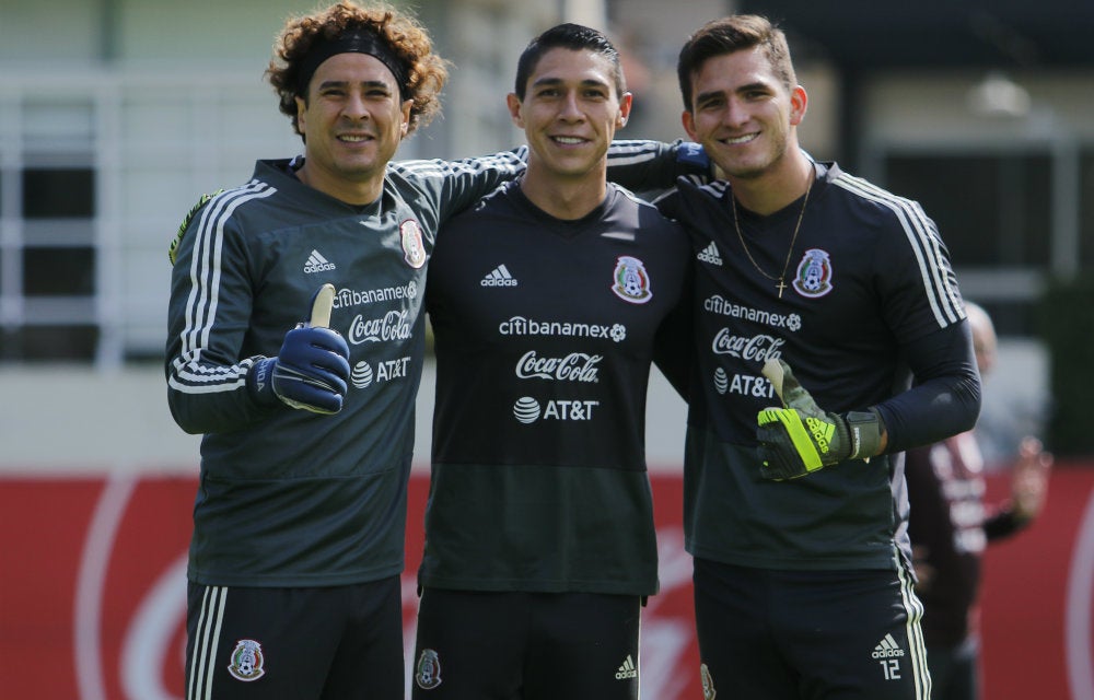 Guillermo Ochoa junto a Sebastián Jurado y Hugo González