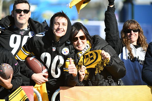 La afición de Steelers en la fiesta del Pro Browl 